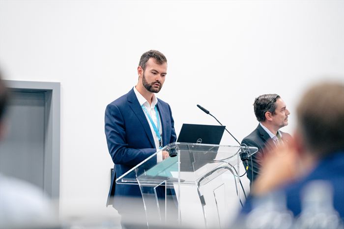Deux intervenants au pupitre pendant une présentation à deux voix