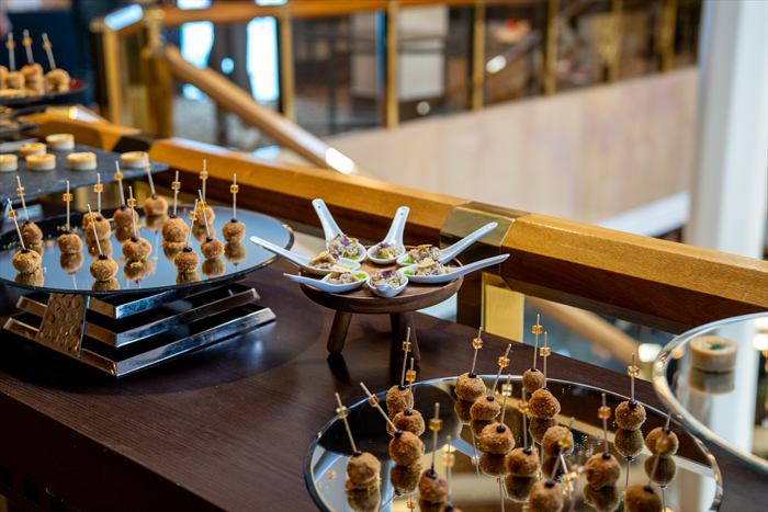 Plateaux de canapés et amuse-bouches préparés pour le cocktail