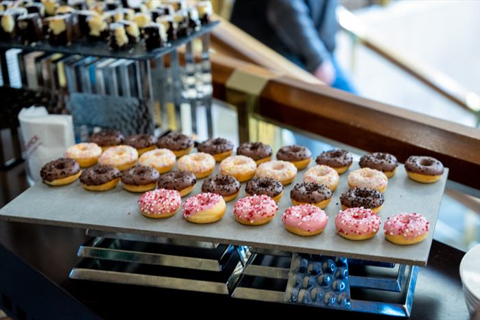 Plateau de mini-donuts glacés servis pendant la pause